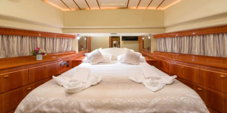 FERRETTI 730 FLY - Cabina-Matimoniale