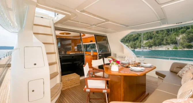 FERRETTI 730 FLY - Disponibile con equipaggio