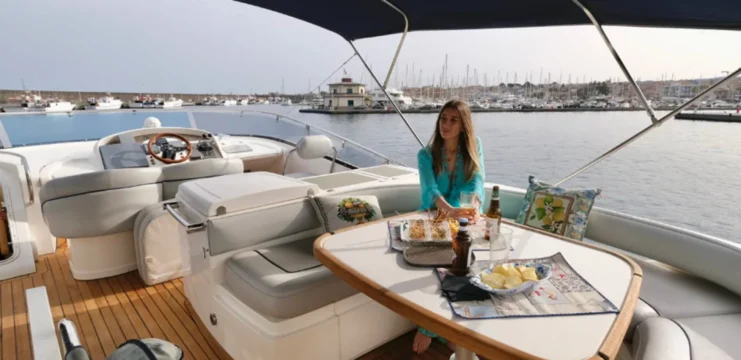 Ferrtti_730_FLY-Deck